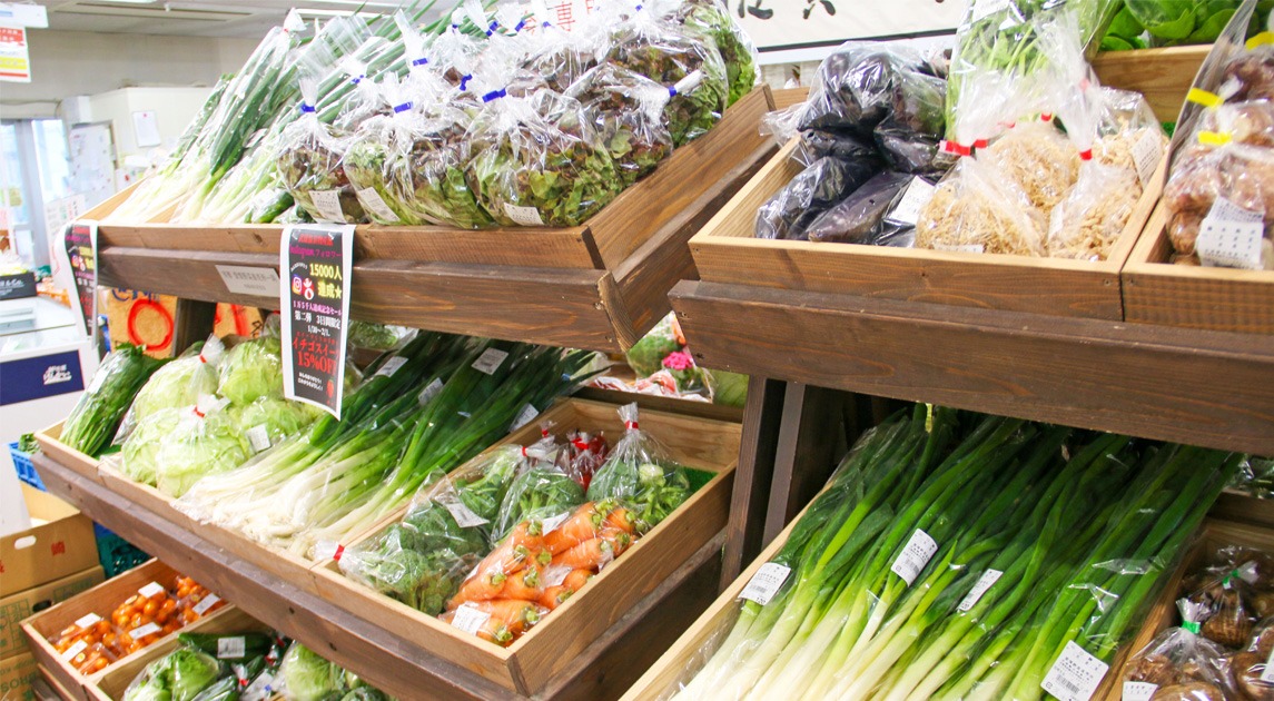写真：野菜が並べられた商品棚