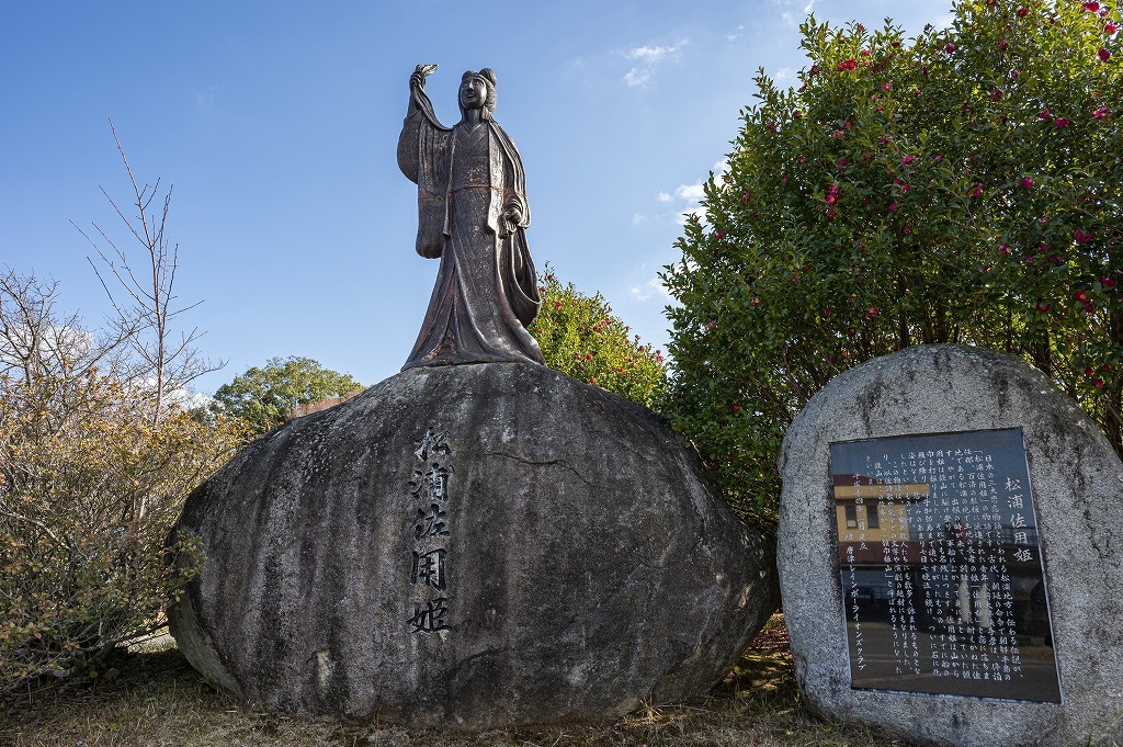 写真：鏡山頂上の松浦佐用姫の像
