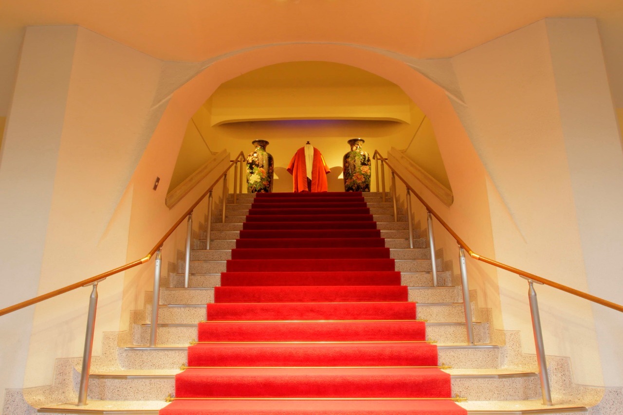 写真：赤い絨毯が引かれた階段