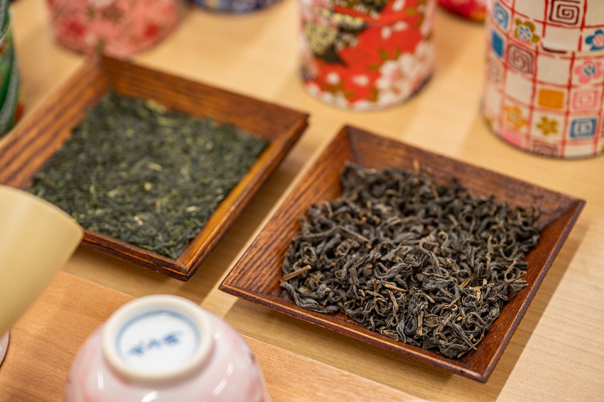 写真：2種類の茶葉が並んだ様子