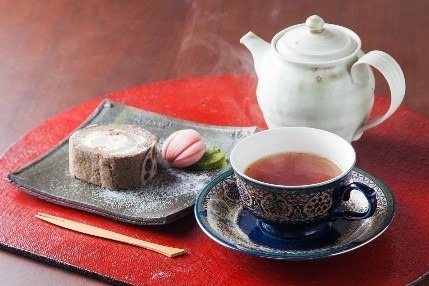 写真：提供される紅茶とお茶菓子のロールケーキ