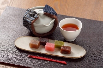 写真：提供される紅茶とお茶菓子の様子