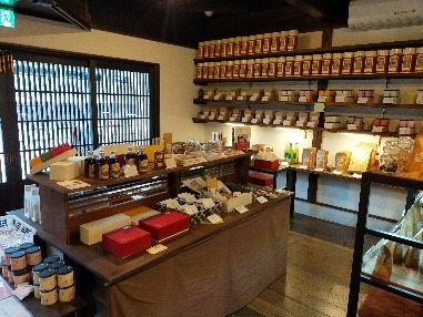 写真：店舗内に並ぶ紅茶の数々