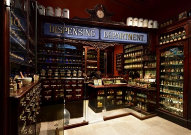 写真：19世紀のロンドンの薬局の再現した展示コーナーの様子