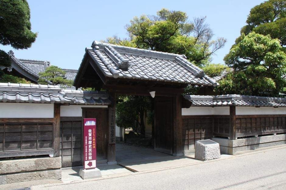 写真：日本風の門を写した写真