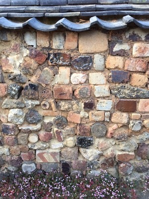 写真：窯道具を赤土で塗り固め作った塀