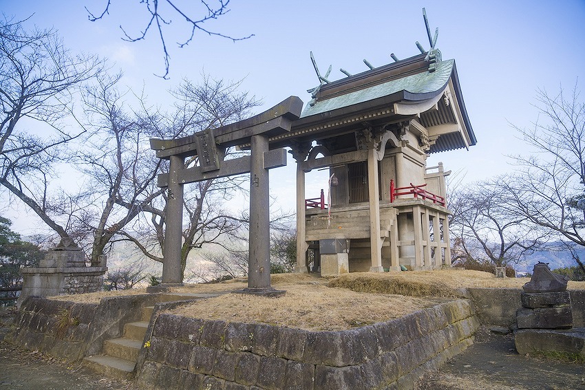 写真：山頂にある神社の画像
