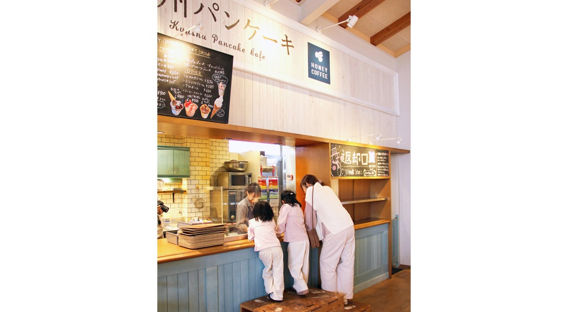写真：九州パンケーキカフェのカウンターで母親と子供2人が商品提供を待っている様子