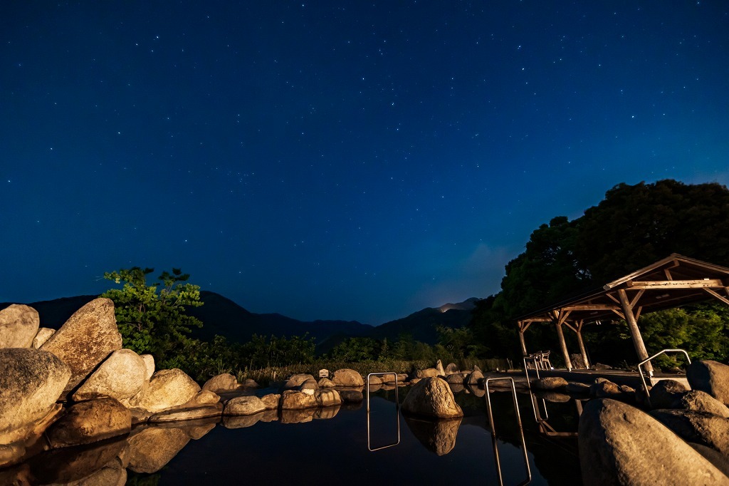 写真：星が見える夜の露天風呂の風景