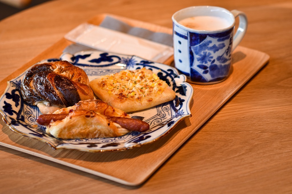 写真：カフェで提供されたパンとドリンクの画像