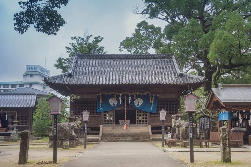 写真：正面から神社を撮影した画像