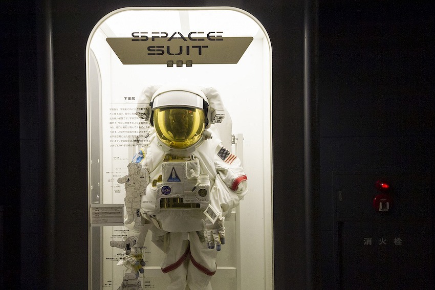 写真：館内展示の宇宙服の画像