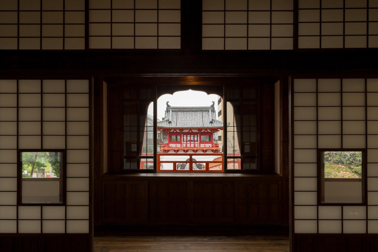 写真：屏風越しの武雄温泉楼門