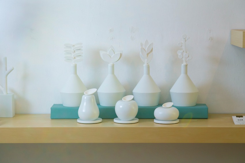 写真：真っ白な陶器の容器が並んでいる様子
