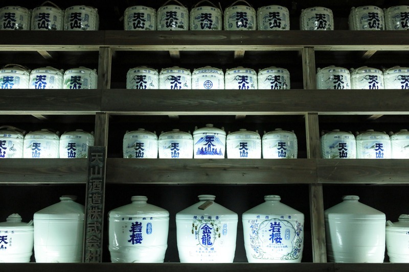 写真：酒蔵に並ぶ日本酒