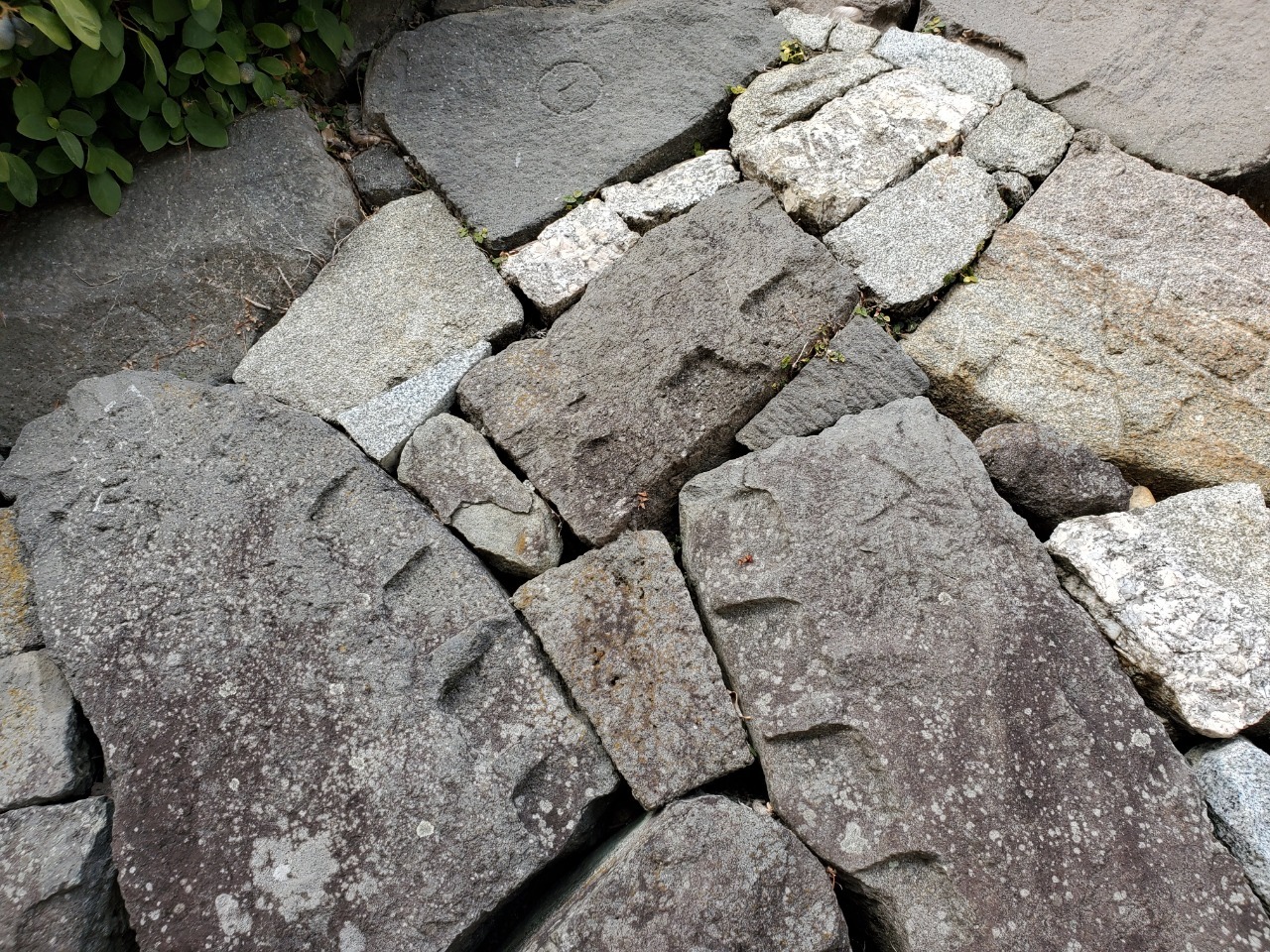 写真：大きな石を割るために空けた矢穴の跡