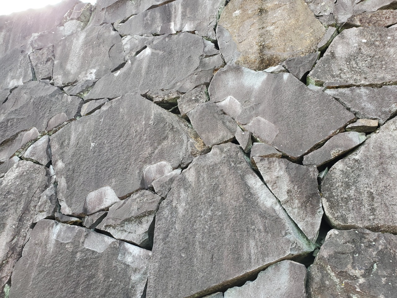 写真：大きな石を割るために空けた矢穴の跡