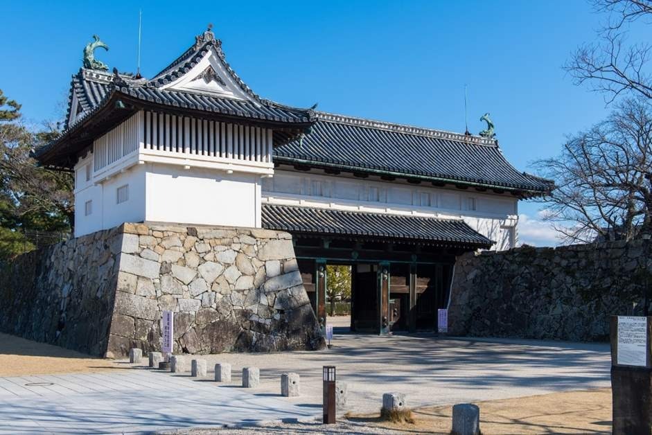 写真：巨大な日本の城の門