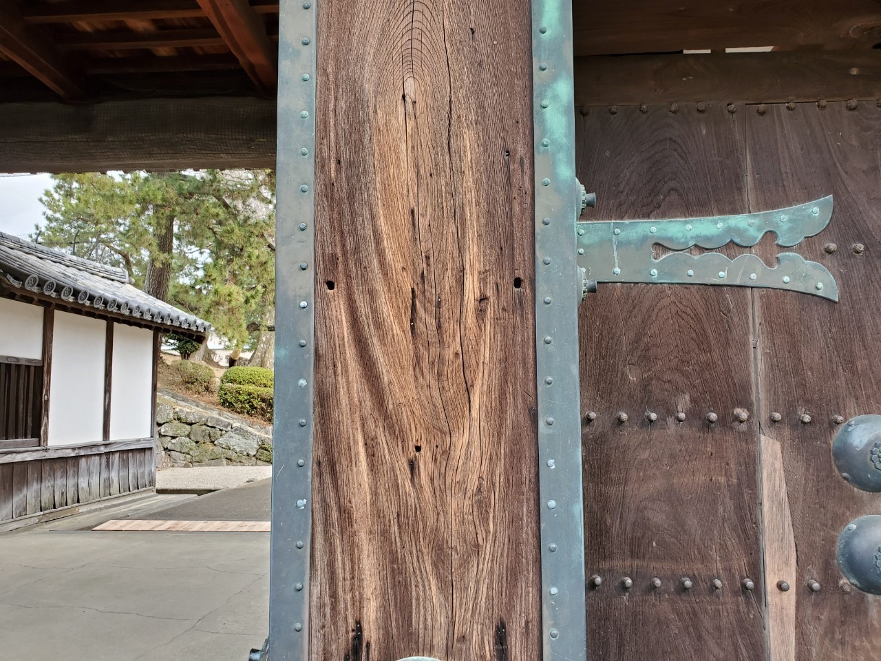 写真：銃弾の跡が残る門の様子