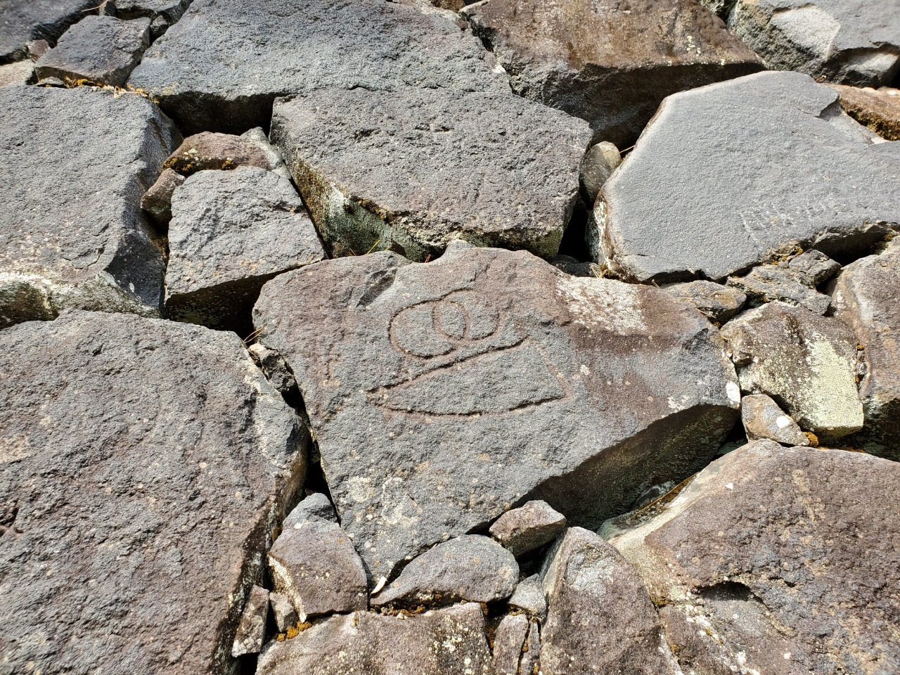 写真：模様が彫られた石垣の石