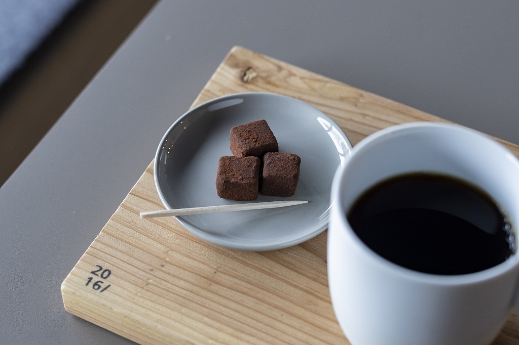 写真：カフェで提供されるコーヒーとお茶菓子