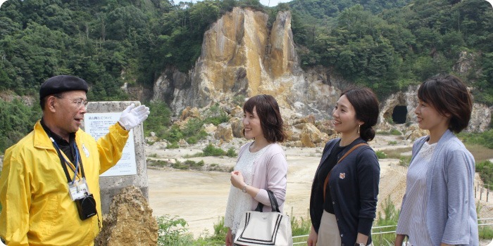 写真：ガイドが泉山磁石場について紹介している様子