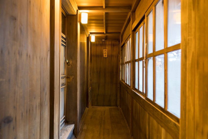 写真：木造の建物の廊下を写した写真