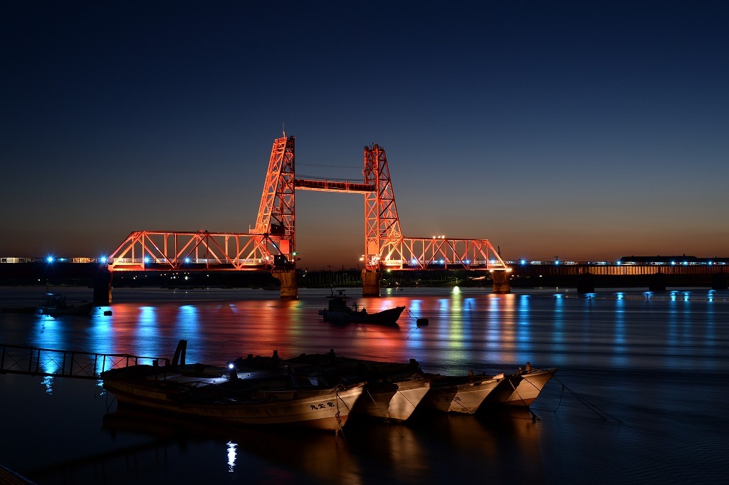 写真：町の明かりをバックに昇開橋が写っている夜景