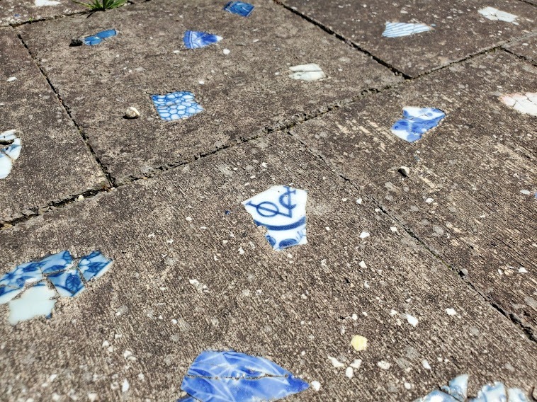 写真：地面に散りばめられた有田焼の陶片
