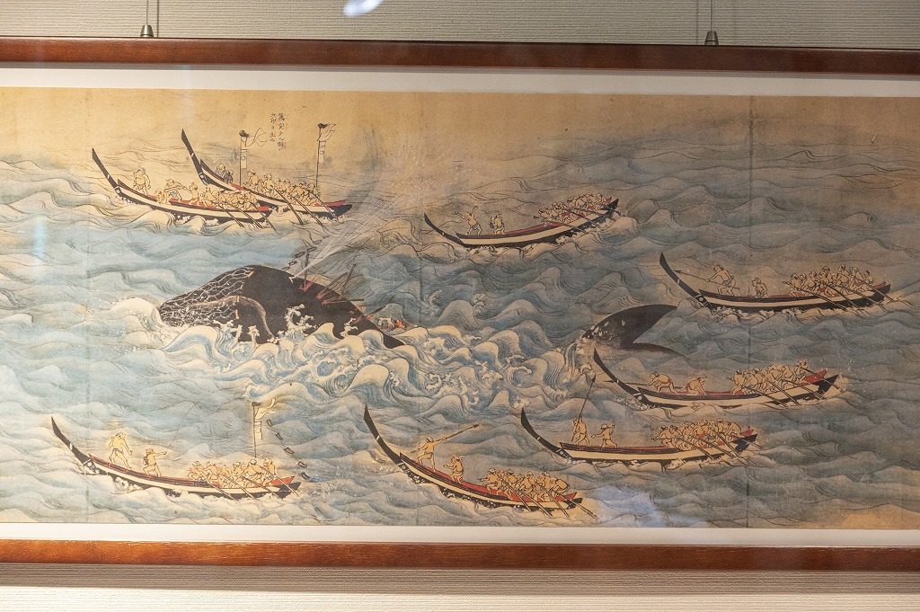 写真：クジラ漁の絵が飾られている様子