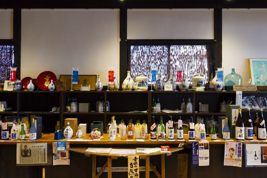 写真：幸姫酒造で販売されているお酒が陳列されている様子