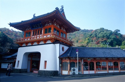 写真：武雄温泉の入口に立つ朱塗りの楼門