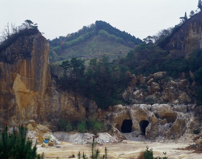 写真：遠巻きに撮影した陶石の採掘場