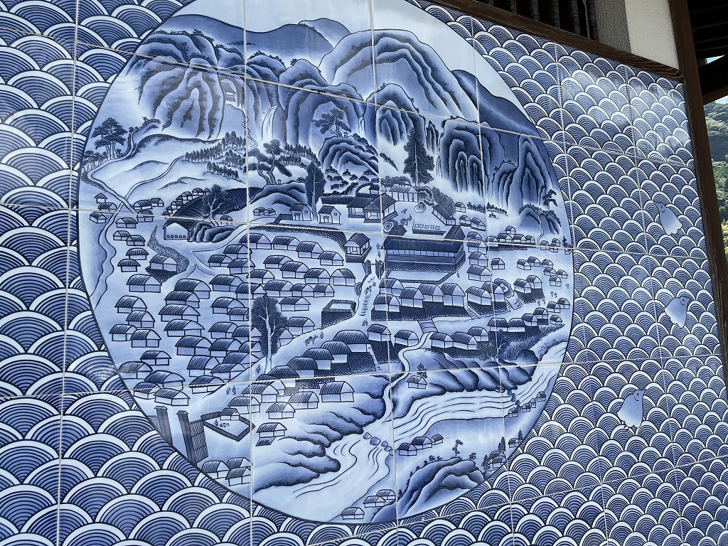 写真：陶器のタイルに描かれた鍋島藩窯の絵