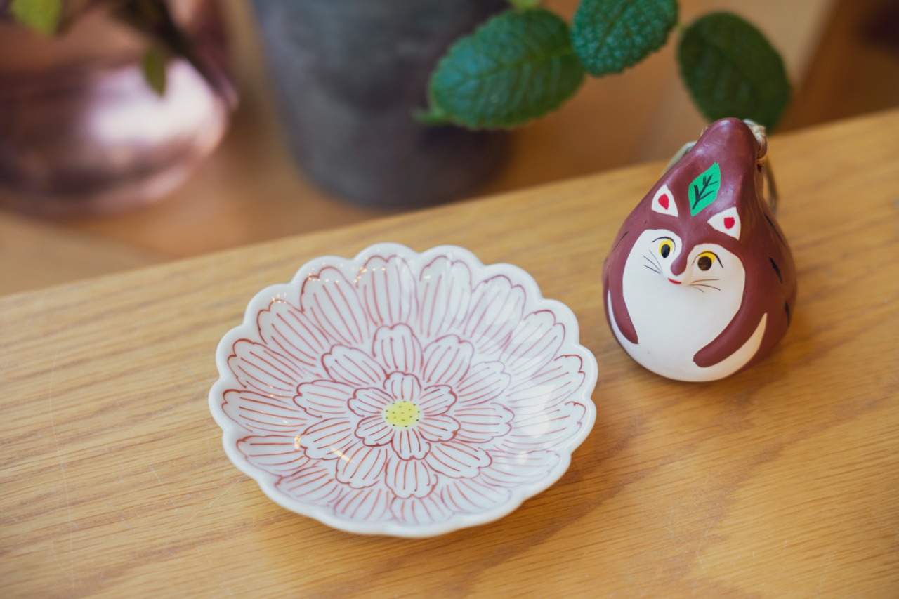 写真：商品の花柄の小皿と狸の箸置きの画像