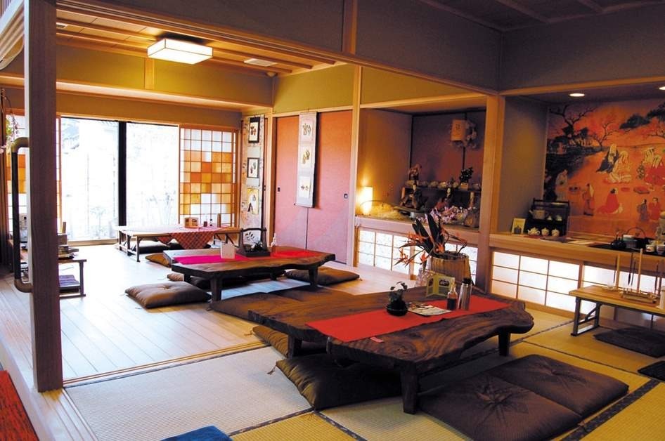 写真：広い和室と木のテーブルのある部屋