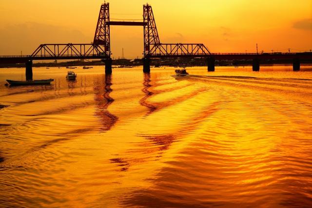 写真：夕焼けをバックに筑後川昇開橋が写っている画像