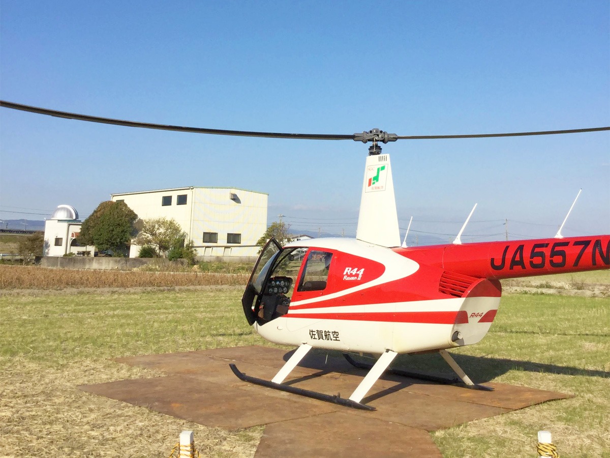 写真：駐機している遊覧ヘリコプター（赤い機体）