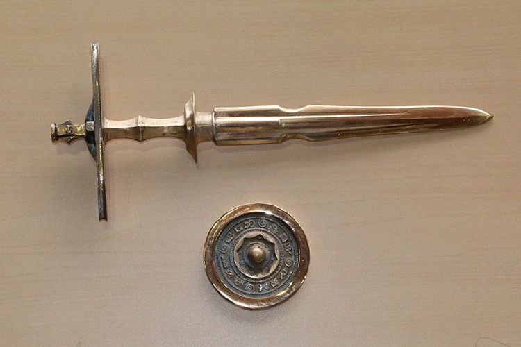 写真：青銅の剣と鏡