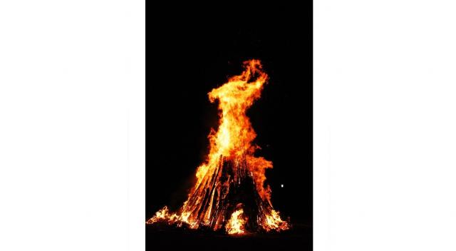 写真：お火たきの火が燃え上がる様子