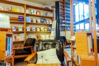 写真：椅子と店内で読める本
