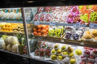 写真：果物が冷蔵の棚に並んでいる