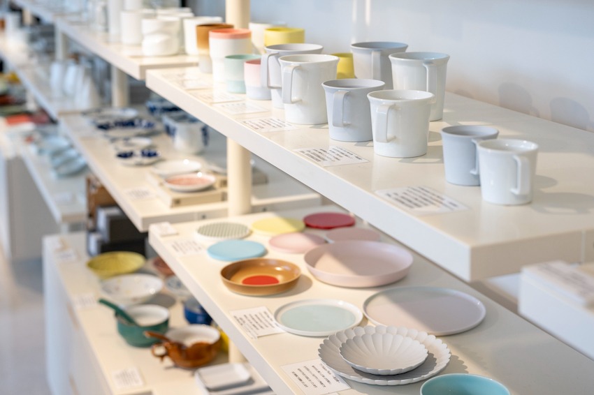 写真：白い棚に並んだ陶器