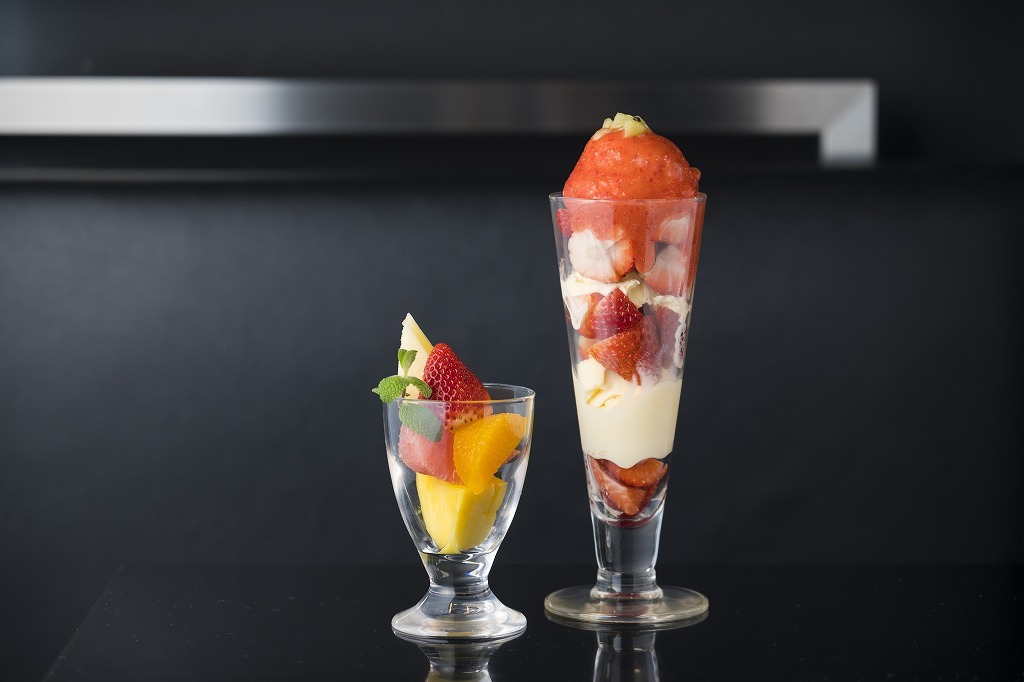 写真：グラスに盛られた果物とイチゴのパフェ