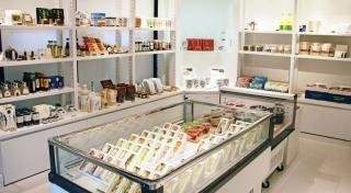 写真：店内の様子。中央に冷蔵ケースがあり、壁面には商品が並べられた棚がある
