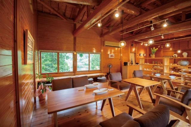 写真：いろえ工房喫茶室の店内の様子。全体に木造りのあたたかい雰囲気