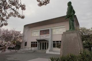 写真：大隈重信の銅像と記念館の外観