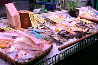 写真：鮮魚等の販売フロアの様子