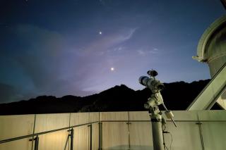 写真：夜空を望む望遠鏡
