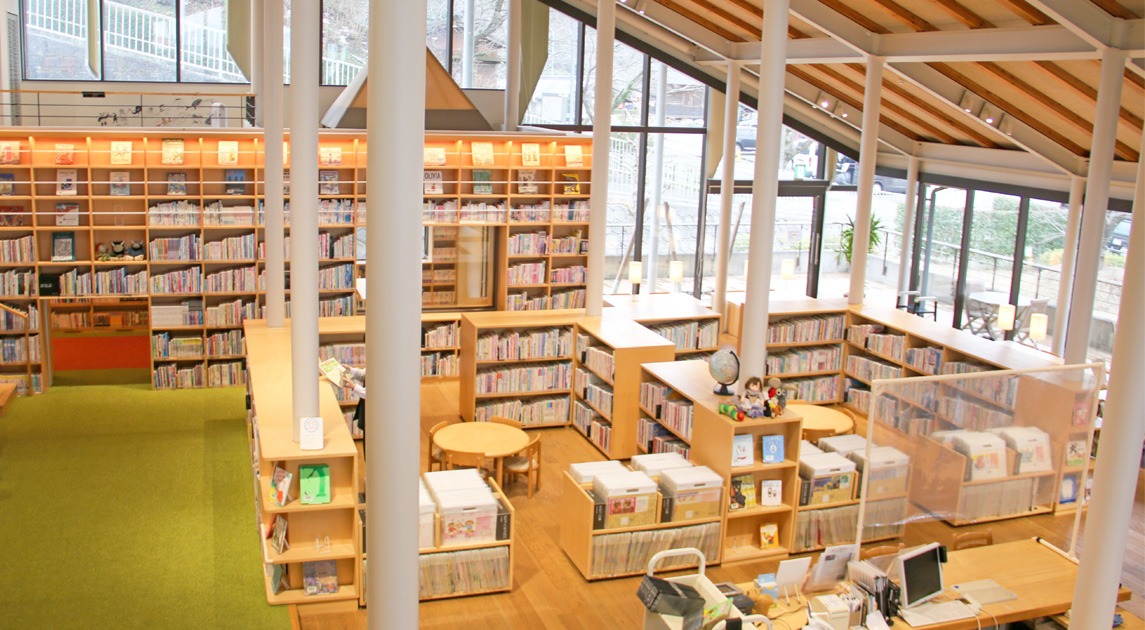 写真：武雄市こども図書館の内観